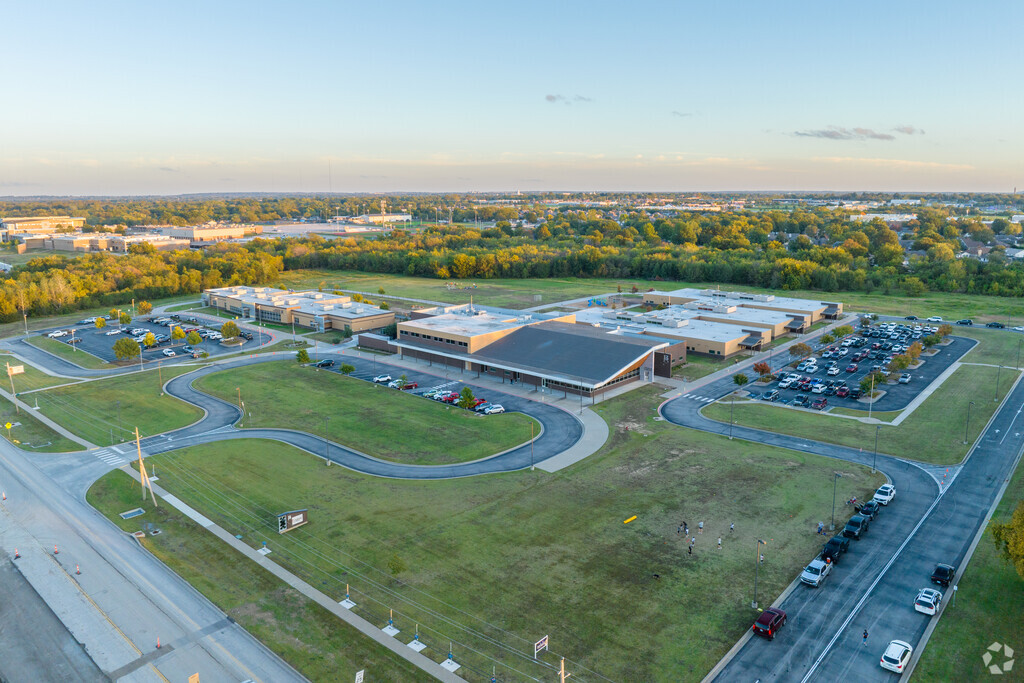 Creekwood Elementary is located in Broken Arrow.