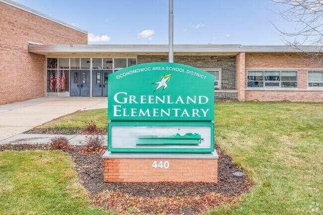 Greenland Elementary School near Lac La Belle has a 12:1 student-to-teacher ratio.