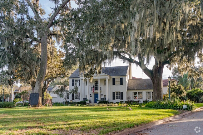 Colonial Revival-style homes with large front yards are found in Miramar.