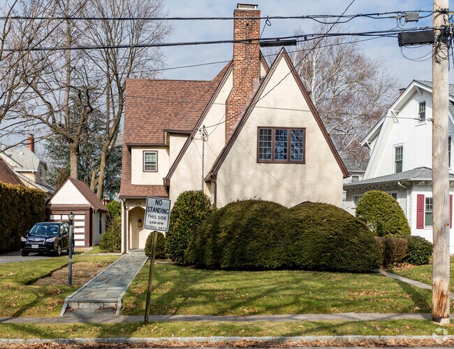 The residents of Pelham take pride in landscaping.