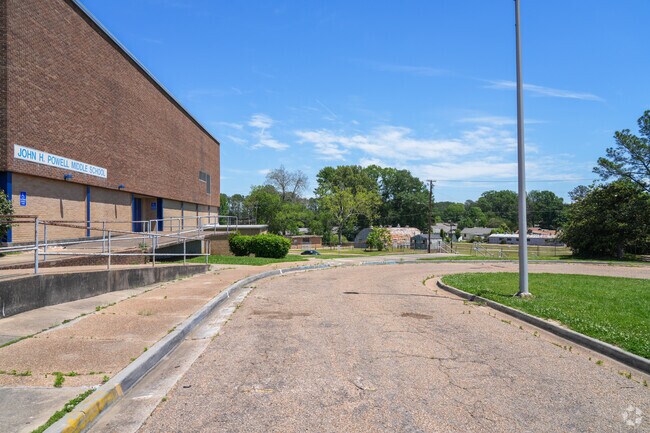 Powell Middle School has a student to teacher ratio of 10 to 1.
