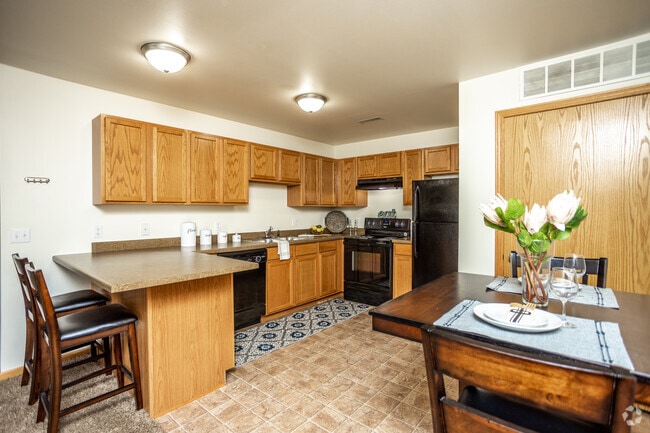 2BR, 1BA - 925 SF