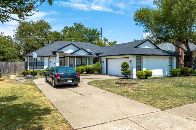 Single-story ranch houses are a common architectural style in Glenn Heights.