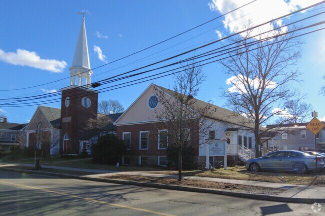 Melrose Montessori School has a student teacher ratio of 4 to 1.