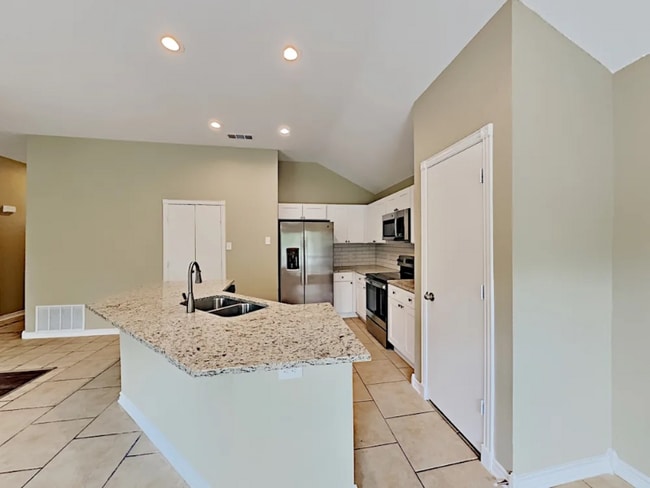 807 W Lonesome Dove Trail, Arlington, TX 76001 - photo 2