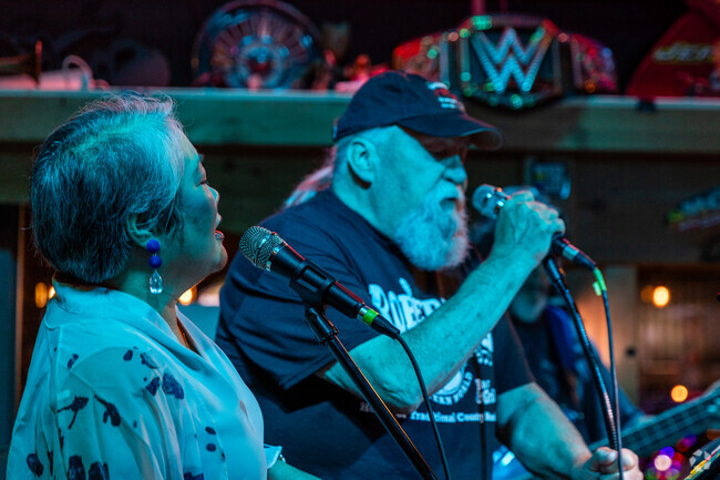 Catch a dynamic live show at Screaming Eagle, which hosts weekly jam sessions.