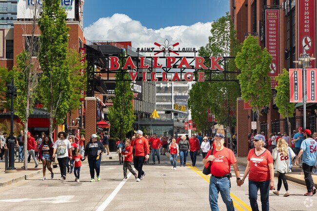 Hathaway Manor is located on I-270 making for an easy commute to downtown St. Louis.