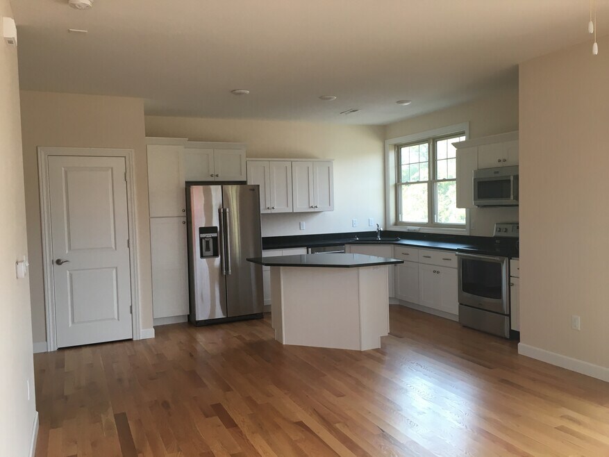 2500 Muscatine Ave unit F, Iowa City, IA 52240 - photo 1