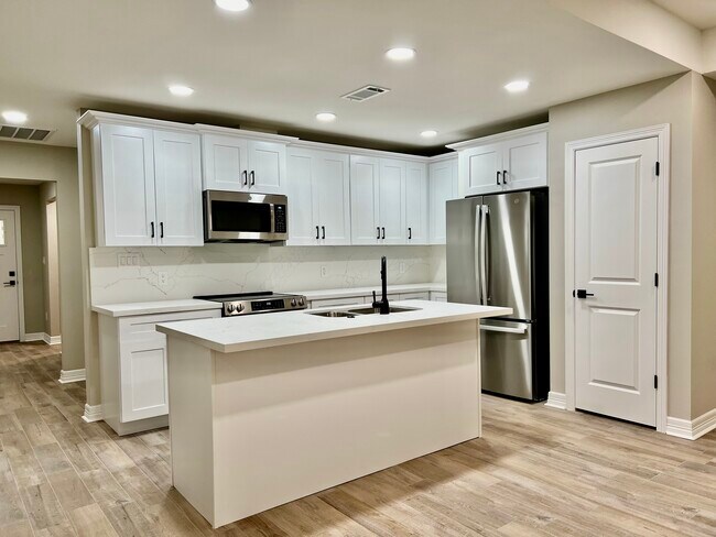 565 S 28th St unit B, Nederland, TX 77627 - photo 3