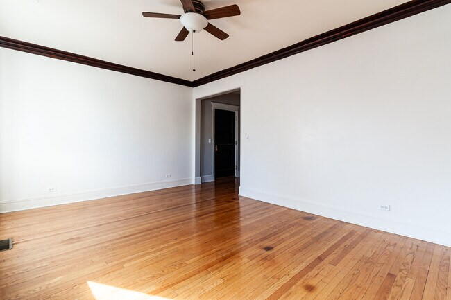 910 W Belle Plaine Ave unit 1, Chicago, IL 60613 - photo 5