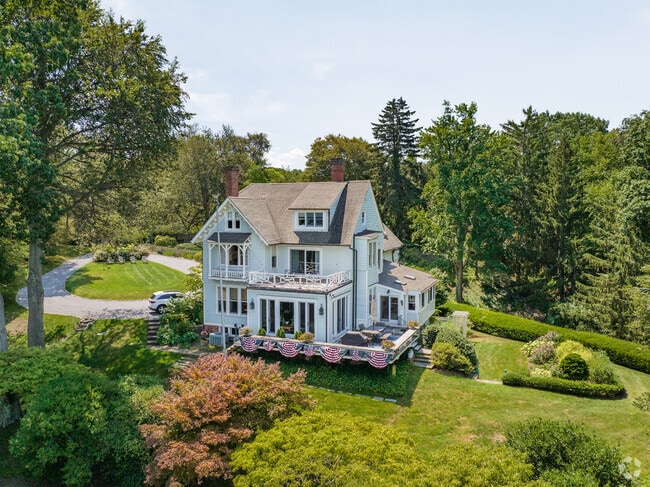 Classic colonial architecture defines this elegant residence in Laurel Hollow.
