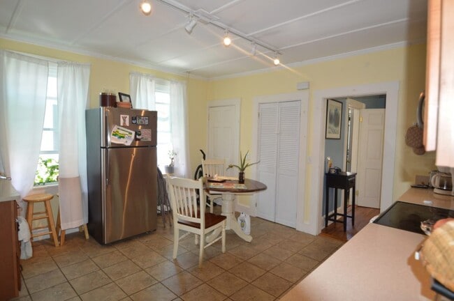 19 Dixon St unit 2, Newport, RI 02840 - photo 2