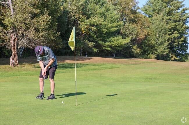 Pond Road golfers love to tee off at nearby Apple Valley Golf.