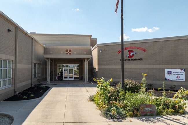 Dixie Elementary School has a student to teacher ratio of 16 to 1.