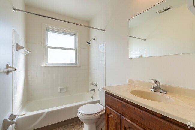 2BR, 1BA - 750SF - Bathroom