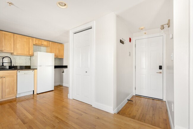 341 Cambridge St unit 3, Cambridge, MA 02141 - photo 3