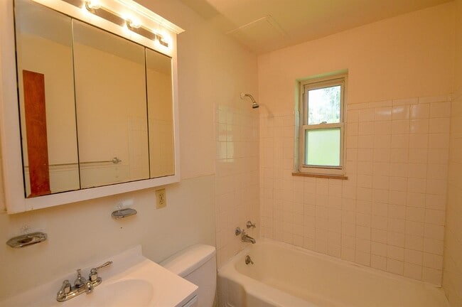 6921 Pin Oak Dr unit 2, Cincinnati, OH 45239 - photo 4