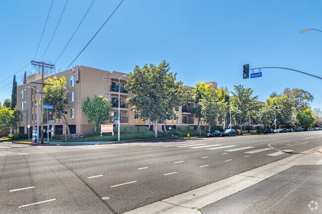 Burbank Gardens Apartments, Sherman Oaks, CA 91411 - photo 2