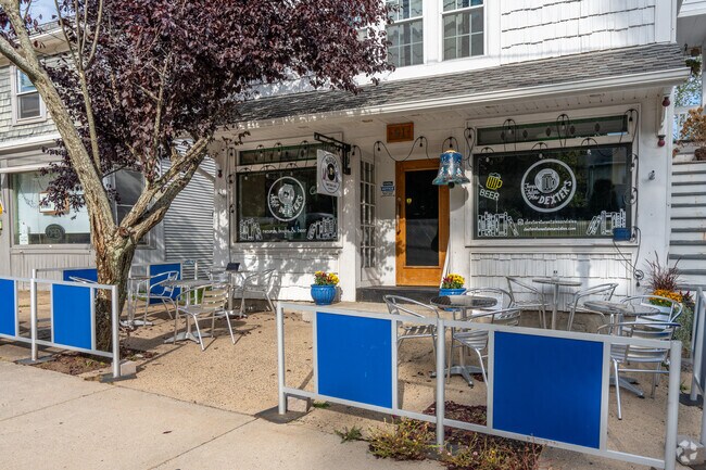 Dexter's Tunes Tales & Ales is a local favorite restaurant for delicious comfort food and music.