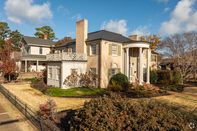 There are several large historic homes in Decatur
