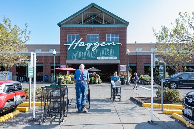 Roosevelt residents enjoy grocery shopping at Haggen.