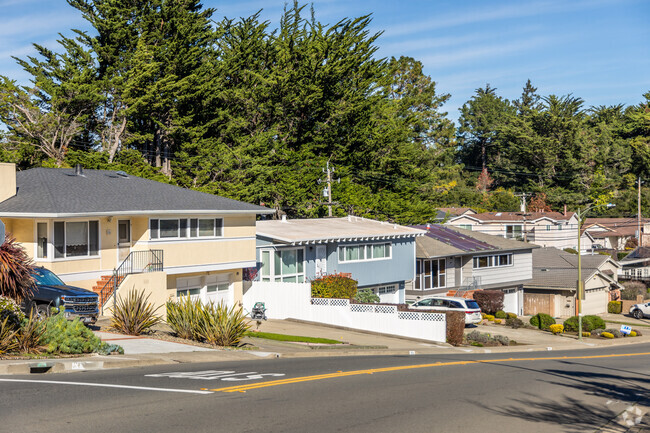 Most Green Hills homes sit on gently sloping streets.