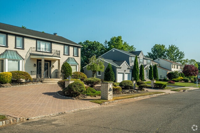 Large family homes with dense landscaping in Fairfield.
