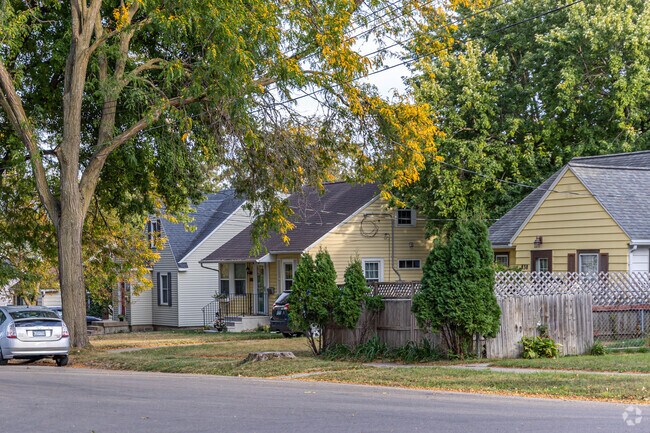 Homes in Washington were mostly built in the 1940's and 50's, and have fenced in yards.