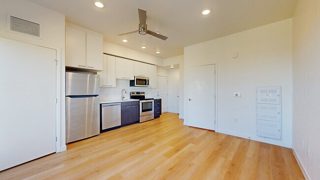 Studio/1BA, 305sf