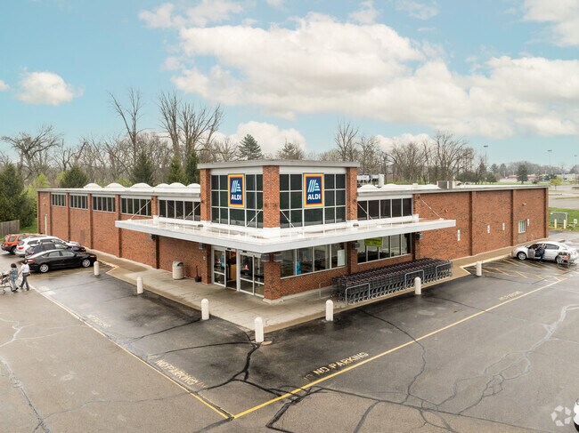 Aldi's is just around the corner with easy access to those in Franklin