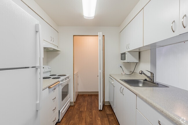 2BR, 2BA - 944SF - Kitchen