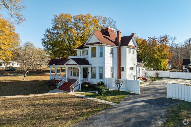 There are several beautiful historic homes in Historic Downtown Bemis.
