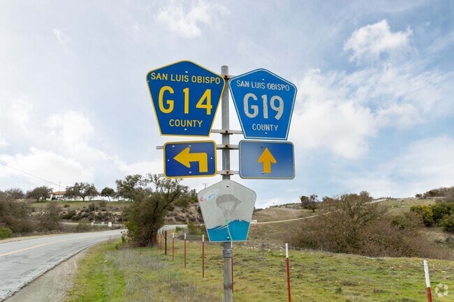 Loclas of Oak Shores get around the coast via the G14 highway.