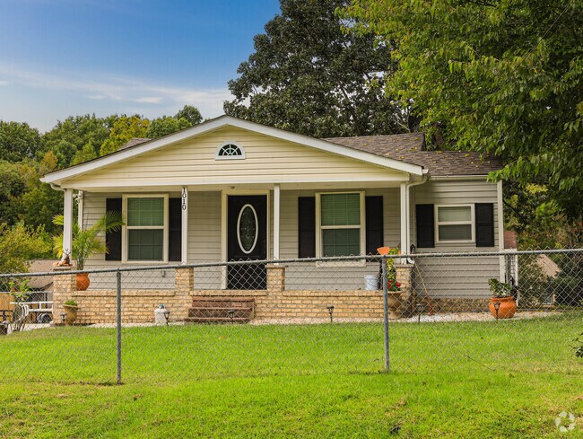 Hewitt Area homes are sometimes fenced in and slightly off the street.