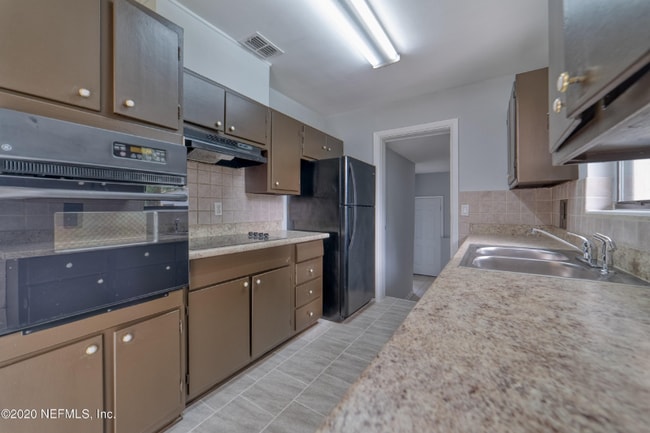 1212 Kennerly Rd, Jacksonville, FL 32216 - photo 3