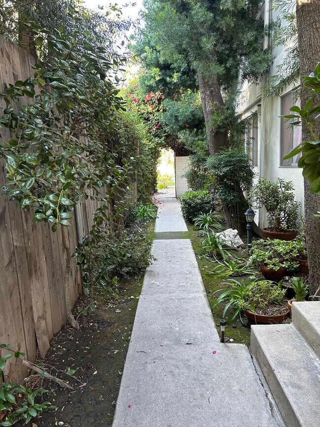 4190 Dixie Canyon Ave, Sherman Oaks, CA 91423 - photo 7