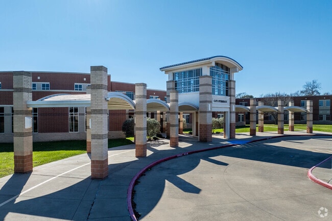 Clute Intermediate School has a 13:1 student-teacher ratio.