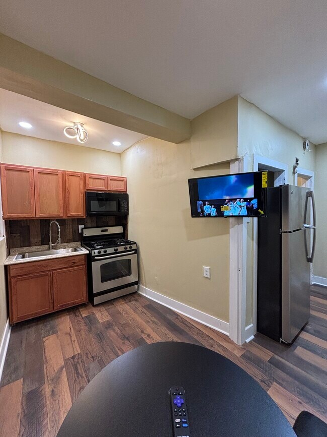 1514 W Champlost Ave unit 2nd Floor Rear, Philadelphia, PA 19141 - photo 6