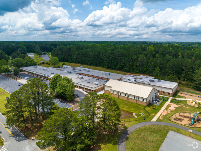 Peachtree City Elementary School has a large clean campus that is safe for your young students.