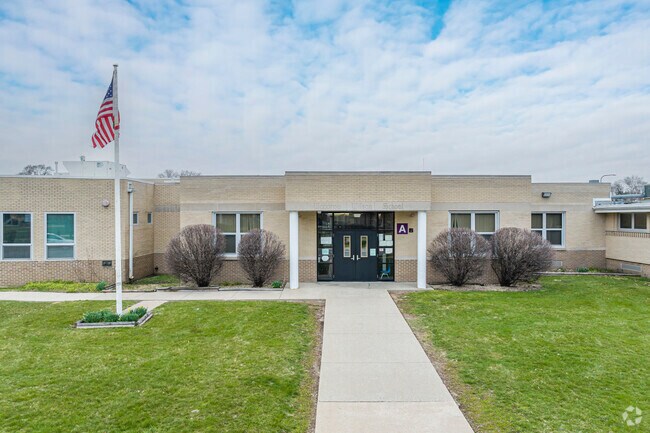Wilson Elementary School is an above average, public school located in Calumet City.