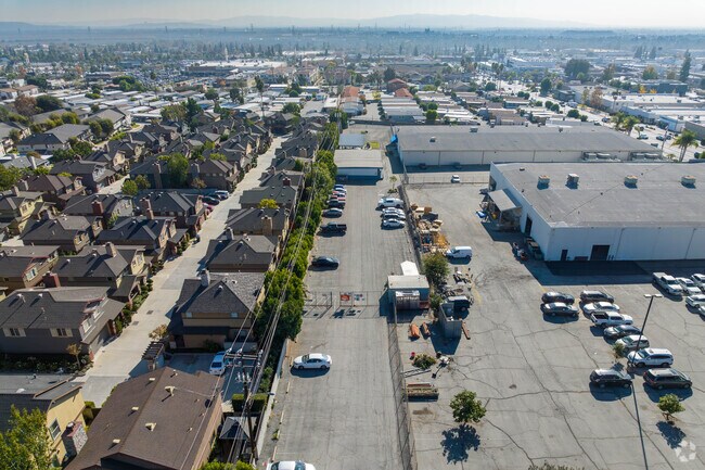 Mountain Park School provides adult education classes in the area.