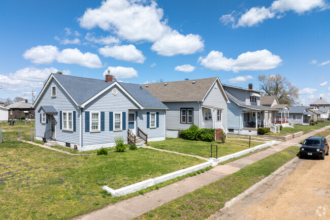 Homes are primarily vinyl sided in Venice.