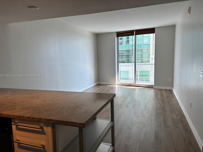 185 SW 7th St unit 1410, Miami, FL 33130 - photo 4