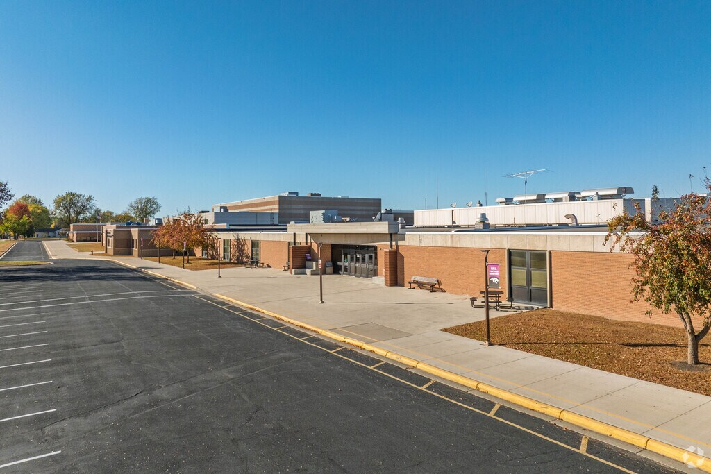 Glencoe-Silver Lake Junior High School provides middle school education in Glencoe, where students transition from elementary to high school with comprehensive academic and social support.