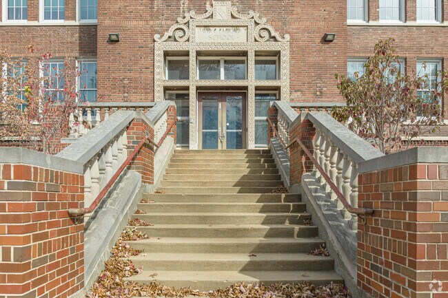Farragut Elementary School received an overall rating of D from Niche.