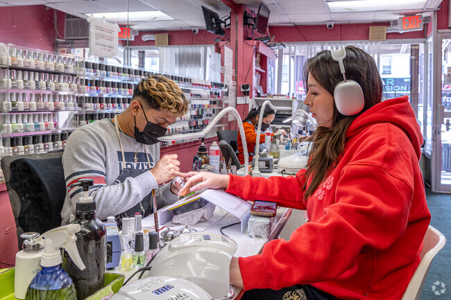 M & M New Prospect Nails on Mt. Prospect Ave offers quality manicure and pedicure services in Forest Hill.