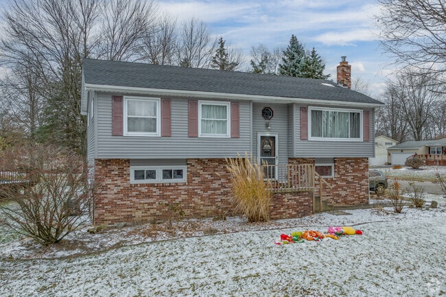 Many lots in Minder Ridge are Bi-level homes featuring wide front lawns.