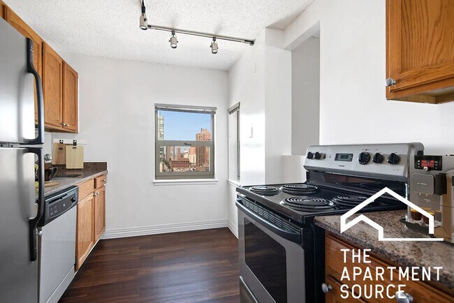 100 W Chestnut St unit 702, Chicago, IL 60610 - photo 2