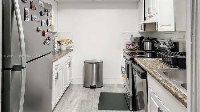 1060 Crystal Lake Dr unit 304, Deerfield Beach, FL 33064 - photo 3