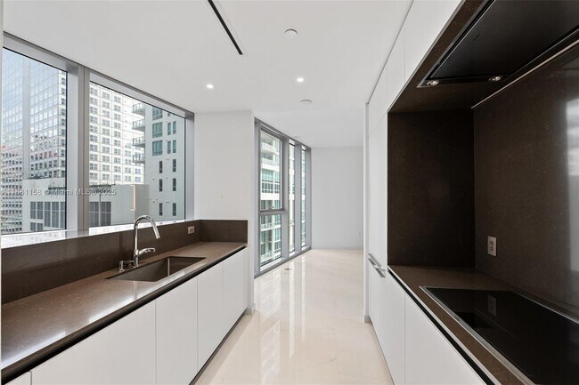 Aston Martin Residences unit 3508, Miami, FL 33131 - photo 4